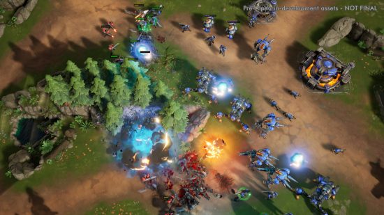 Jugabilidad multijugador de Stormgate - Fuerzas rojas y azules de la Resistencia humana chocando entre los árboles.