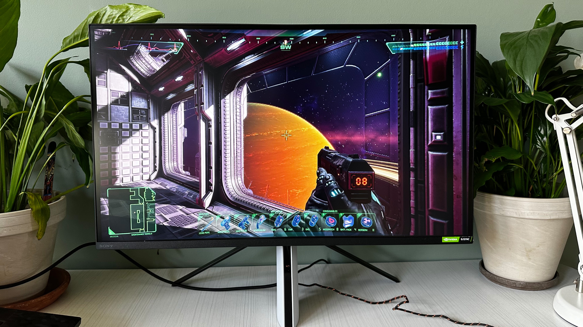 El mejor monitor de juegos de próxima generación es el Sony Inzone M9 configurado en el escritorio de alguien.
