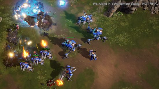 Jugabilidad multijugador de Stormgate - Un grupo de fuerzas azules de la Resistencia humana mantiene una posición defensiva contra atacantes rojos.