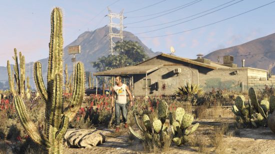 Trevor está vagando afuera de su casa en el desierto, presumiblemente en un esfuerzo por activar algunos trucos de GTA 5.