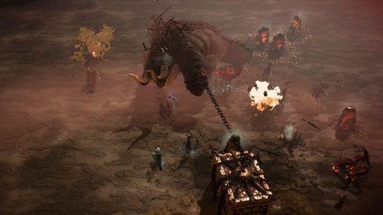 El Diablo 4 Avarice, el Maldito del Oro golpea una caja de oro contra un grupo de jugadores mientras el campo de batalla se llena de minas explotando alrededor.