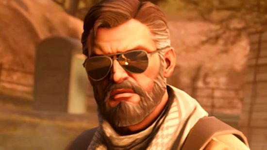 Reembolsos de Counter-Strike 2 - un hombre barbudo con gafas de sol frunce el ceño seriamente.