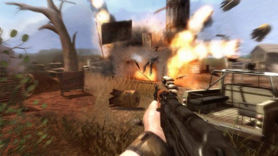 Far Cry 2 - una enorme explosión envía personas y partes del edificio volando por toda la sabana.