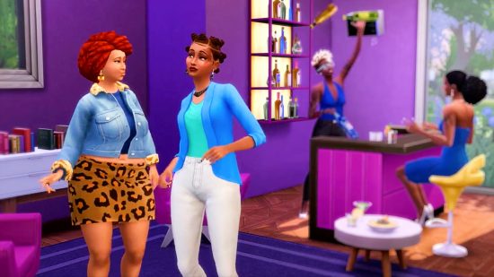 Dos Sims femeninas bailando en una habitación morada mientras un camarero mezcla bebidas detrás de ellas