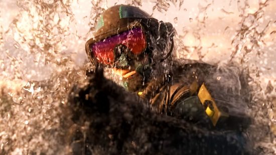 Notas de parche para Counter-Strike 2 - un soldado con gafas rojas y un traje de buzo emerge del agua, salpicando alrededor.