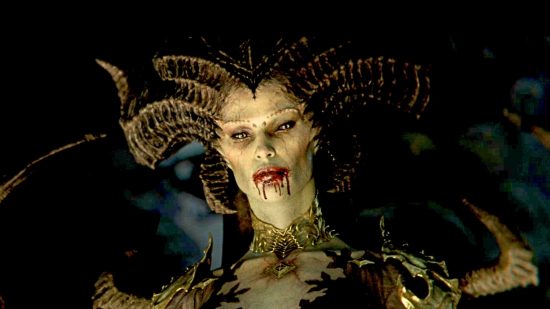Diablo 4 Lilith mira con desprecio a sus enemigos con sangre goteando de su boca.