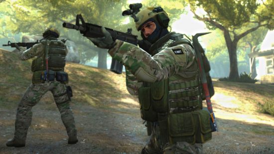 Notas de parche para Counter-Strike 2 - dos soldados patrullan un camino boscoso.