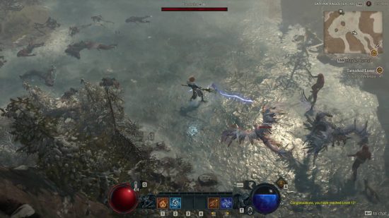 Pociones de Diablo 4 - la hechicera utiliza magia de rayos para eliminar a un grupo de enemigos en un lago.