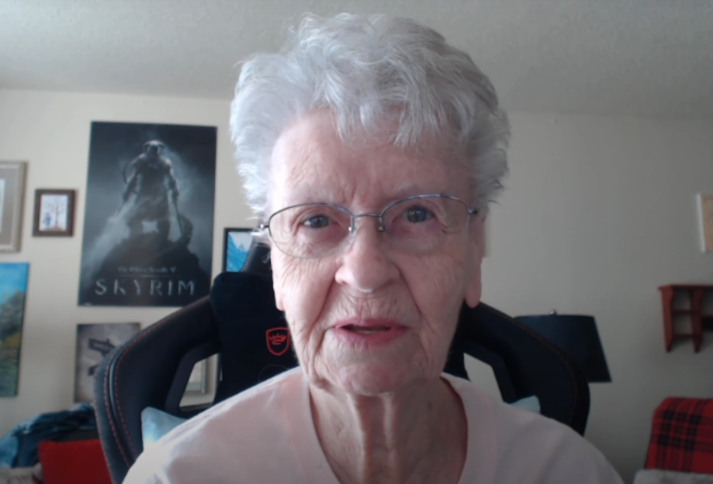 Starfield Skyrim Grandma: Una YouTuber, Shirley Curry, también conocida como la abuela de Skyrim, hablando frente a la cámara